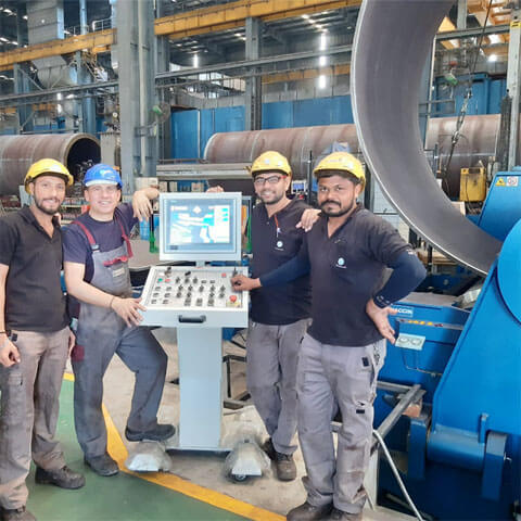Faccin: CNC controlled wind tower bending machine with a steel rolled can; 2 technicians and 2 machine operators