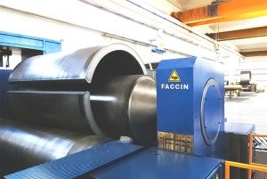 Faccin: calandra de chapa azul com uma chapa enrolada perfeita